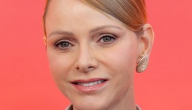 Charlene di Monaco scintilla con un tailleur oro metallizzato