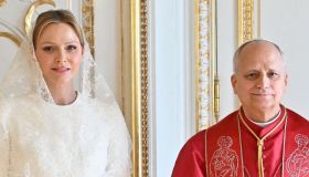 Charlene eterea in bianco e pizzi all’incontro con Papa Leone