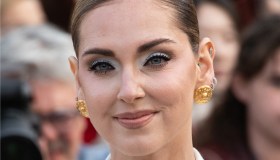 Chiara Ferragni, il total white surrealista alla Paris Fashion Week 2026