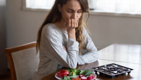 Allarme sui cibi che “fanno male” alla mente, quali sono e quali invece inserire, secondo gli esperti