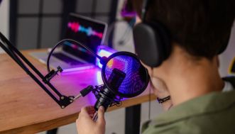 Stasera a letto tardi, anticipazioni del 3 marzo: i The Jackal accolgono Carlo Conti