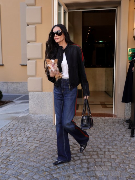 Milano Fashion Week 2026, non solo couture: look casual con denim per Demi Moore