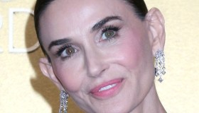 Milano Fashion Week 2026, non solo couture: look casual con denim per Demi Moore