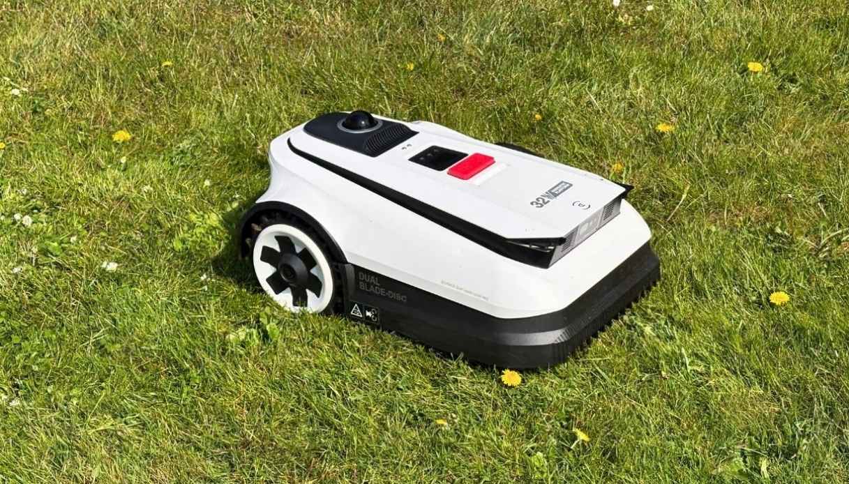 Addio tagliaerba e tempo perso: questo robot lo fa al posto tuo