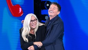 Domenica In, Mara Venier fa finta di nulla: doppio bacio con Teo Mammucari