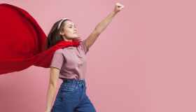 Il mito della persona forte: ecco perché reprimere le emozioni non ci rende invincibili
