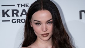 Dove Cameron senza Damiano e bellissima nell’abito gioiello con maxi coda