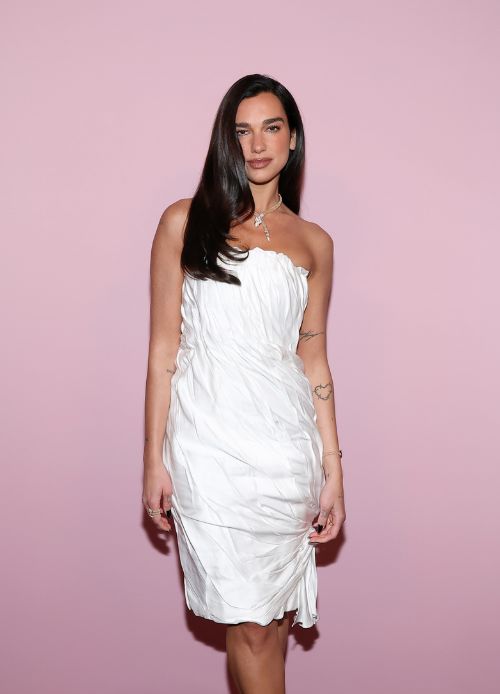 Dua Lipa con l'abito drappeggiato