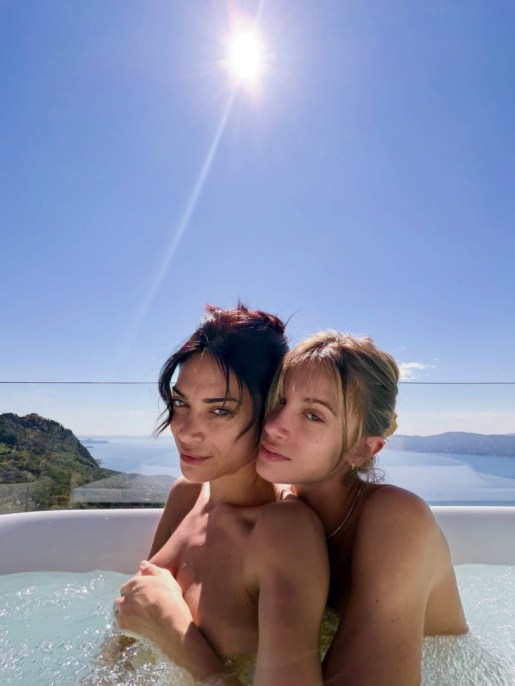 Elodie, la prima foto ufficiale di coppia con Franceska e il look total black abbinato