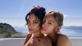 Elodie, la prima foto ufficiale di coppia con Franceska e il look total black abbinato