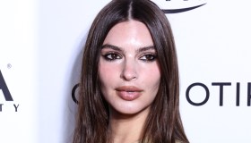 Emily Ratajkowski seduce Los Angeles con un mini dress aderente color sabbia