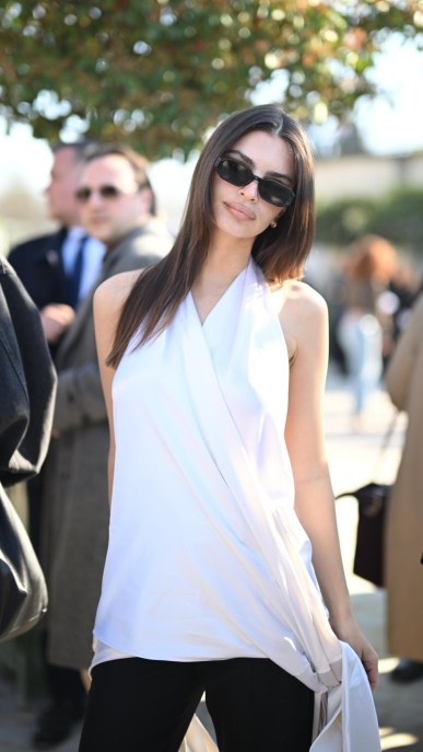 Emily Ratajkowski e Anya Taylor-Joy incantano Parigi con due look che anticipano la primavera 2026