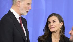 Letizia impeccabile nel completo austero, ma cede allo sguardo complice di Felipe