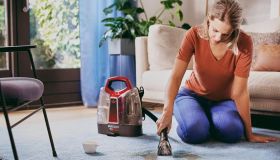 Quella macchia dal divano che non si è mai tolta ha un nemico acerrimo. Il lavatappezzeria più venduto su Amazon