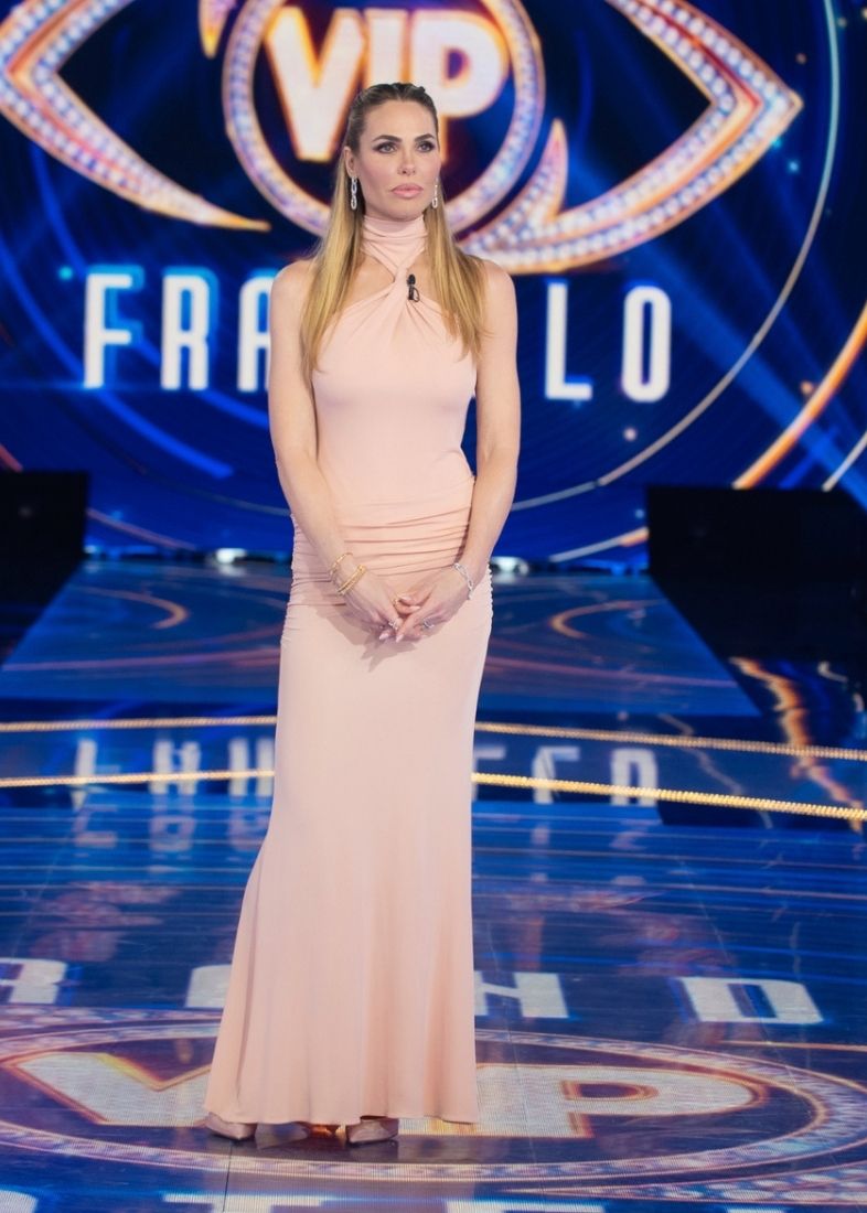 Ilary Blasi in look cipria