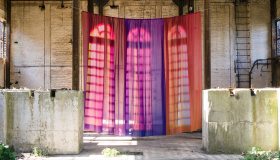 Finestre che non esistono, l’arte luminosa delle tende di Yvonne Mak