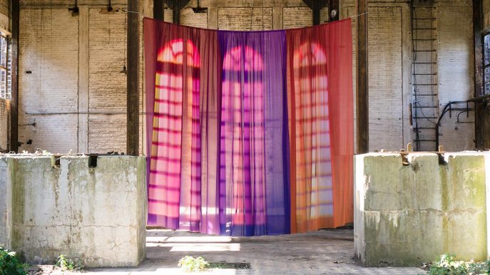 Finestre che non esistono, l’arte luminosa delle tende di Yvonne Mak