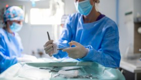 Colon, l’intervento chirurgico innovativo senza punti, in Italia