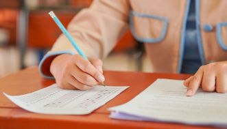 Stasera a letto tardi, anticipazioni del 3 marzo: i The Jackal accolgono Carlo Conti