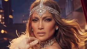 Jennifer Lopez, il nude look drappeggiato a Las Vegas lascia senza parole