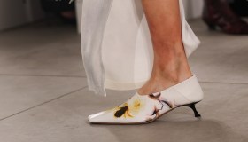 Ode ai kitten heels: tra sobrietà e classe, 8 micro tacchi salva-look da provare nel 2026