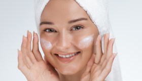 La crema 7 in 1 che ti fa dire addio alla skincare lunga e stratificata