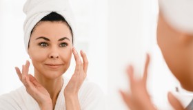 La crema per pelli mature che può essere paragonata a un trattamento liftante è in offerta per la primavera. Costa la metà