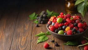 Mind diet contro l’invecchiamento cerebrale: più frutti rossi, ma dubbi sugli alimenti integrali
