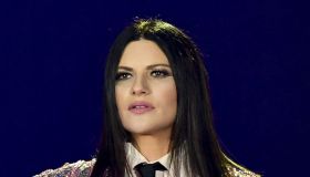 Laura Pausini racconta il suo periodo buio: “Persa e inutile”. Chi l’ha aiutata