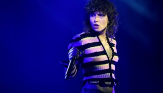 Stasera a letto tardi, anticipazioni del 3 marzo: i The Jackal accolgono Carlo Conti