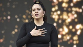 Rosalía interrompe il concerto a Milano: “Mi sento male, devo fermarmi”