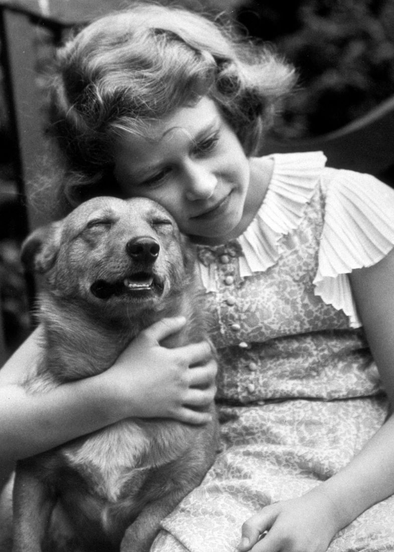 Elisabetta da bambina con un corgi