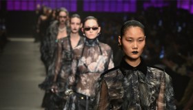Dalla Milano Fashion Week arriva il rossetto nero, che renderà la primavera 2026 gotica. I prodotti da provare per labbra rock