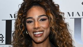 La Ruota della Fortuna, il mini abito floreale di Samira fa discutere: Gerry Scotti la riprende