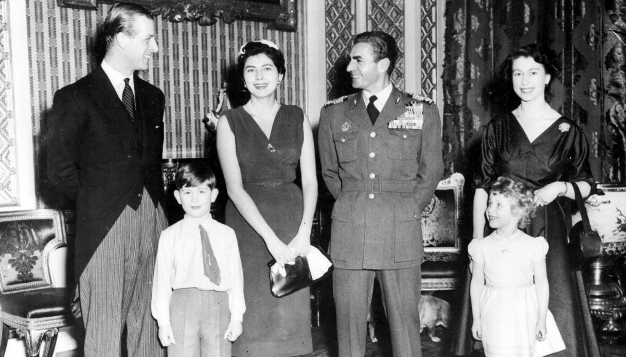 Lo Sci&agrave; e Soraya insieme ad Elisabetta II, il Principe Filippo e i loro due figli Carlo e Anna nel 1955
