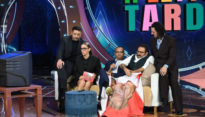 Carlo Conti tra i The Jackal a Stasera a letto tardi