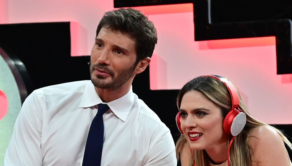 "Stefano De Martino e Brenda Lodigiani stanno insieme". La risposta dopo il bacio in tv