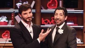 Affari Tuoi, puntata incredibile: Stefano De Martino tira un calcio a Herbert Ballerina