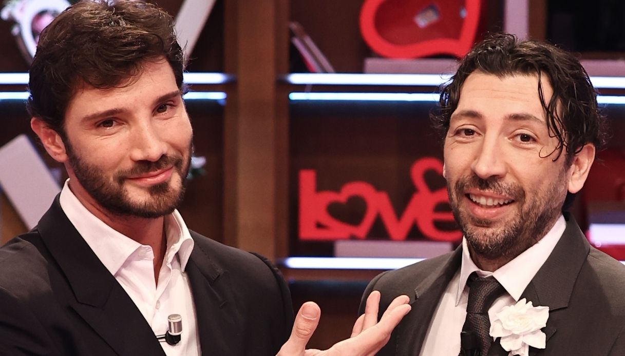 Affari Tuoi, il grande ritorno con Herbert e Martina show. Stefano pensa (anche) a Sanremo Affari Tuoi, il grande ritorno con Herbert e Martina show. Stefano pensa (anche) a Sanremo