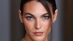 Vittoria Ceretti, il completo in pelle ad effetto used alla Paris Fashion Week 2026