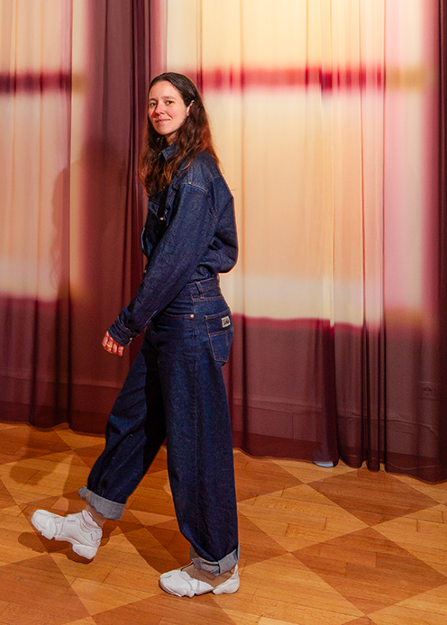 Ritratto dell&rsquo;artista olandese Yvonne Mak davanti alle sue tende luminose