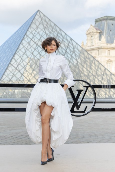 Zendaya svela le gambe, abito bianco e taglio corto alla Paris Fashion Week 2026