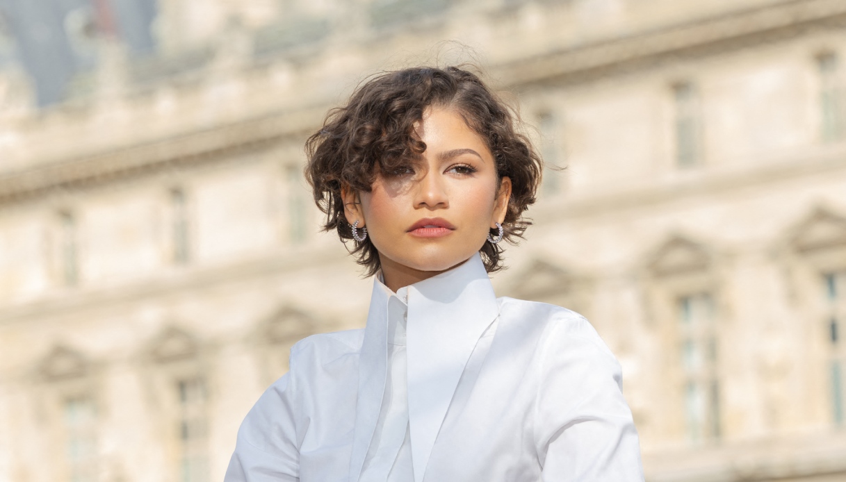 Zendaya svela le gambe, abito bianco e taglio corto alla Paris Fashion Week 2026