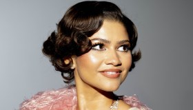 Zendaya stupisce ancora, pelliccia rosa e slip dress a Parigi per “The Drama”