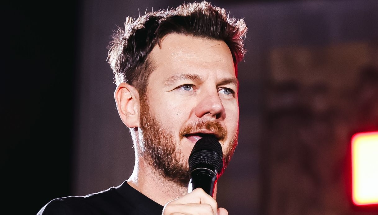Alessandro Cattelan, l’annuncio su Amici. Ma è mistero sul quarto giudice