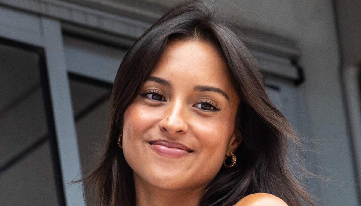 Alexandra Saint Mleux dopo le nozze con Leclerc arriva in Cina: l’abito è già virale