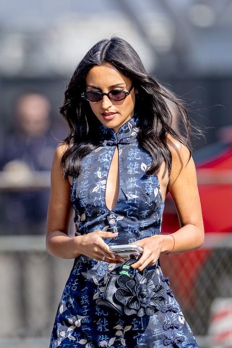 Alexandra Saint Mleux nel paddock del GP di Cina con abito blu midi