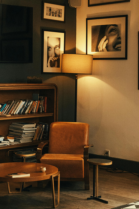 Angolo lettura moderno con poltrona in pelle e lampada da terra