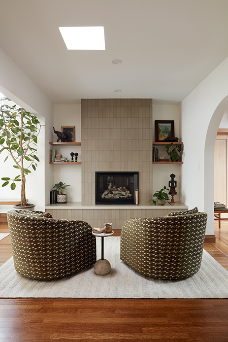 Angolo soggiorno con camino e poltrone moderne