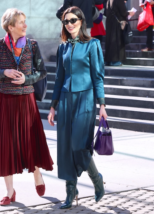 Anne Hathaway davanti alla sede ONU di New York con completo Giorgio Armani verde petrolio